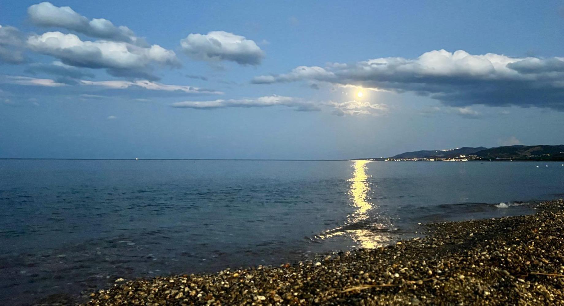 Spiaggia nascosta con acque turchesi e rocce imponenti.